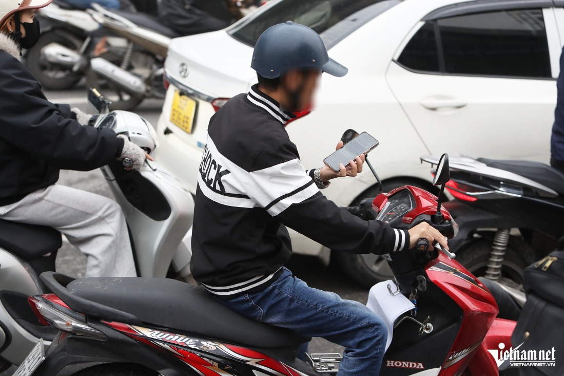 Ghi nhận sáng 11/11, trên đường Nguyễn Xiển (hướng đi Khuất Duy Tiến, Hà Nội), bất chấp dòng xe cộ đông đúc cần mức độ tập trung cao, nhiều tài xế vẫn sử dụng điện thoại.