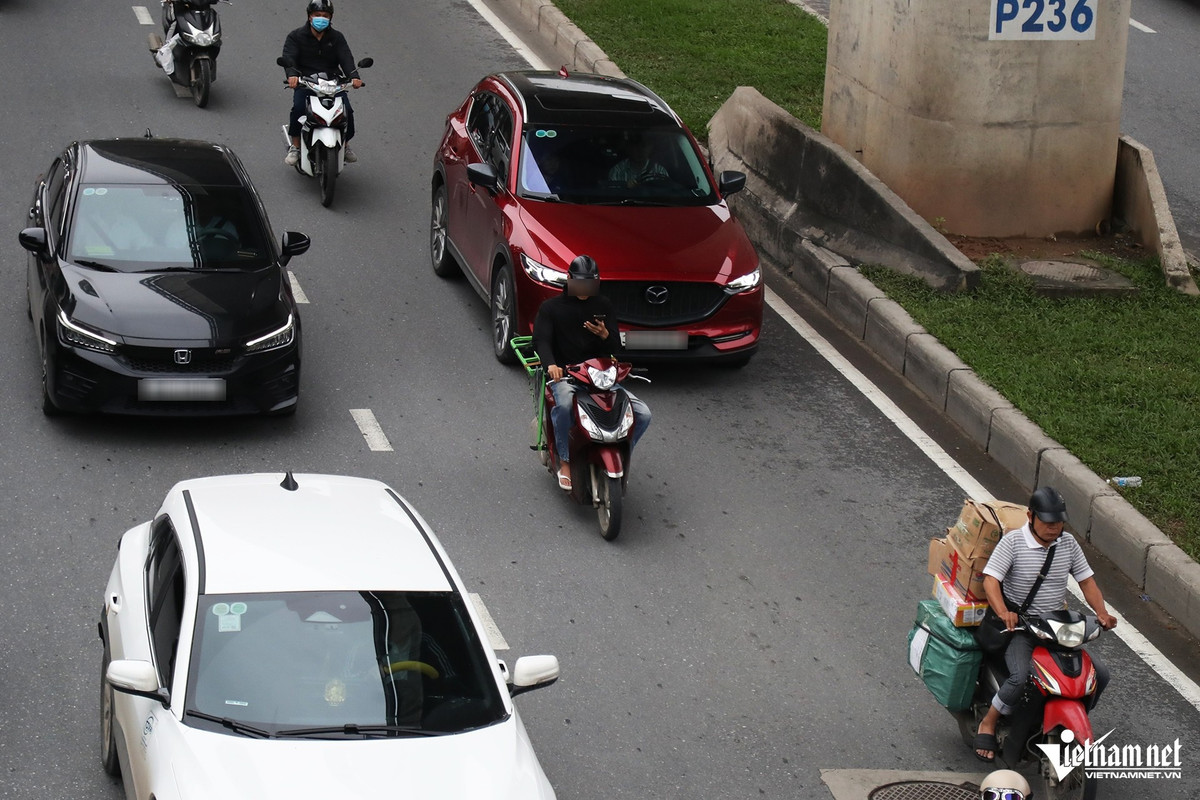 View -  Nhiều tài xế vẫn tay lái, tay 'lướt' điện thoại trên đường ở Hà Nội | Báo Tri thức và Cuộc sống - TIN TỨC PHỔ BIẾN KIẾN THỨC 24H