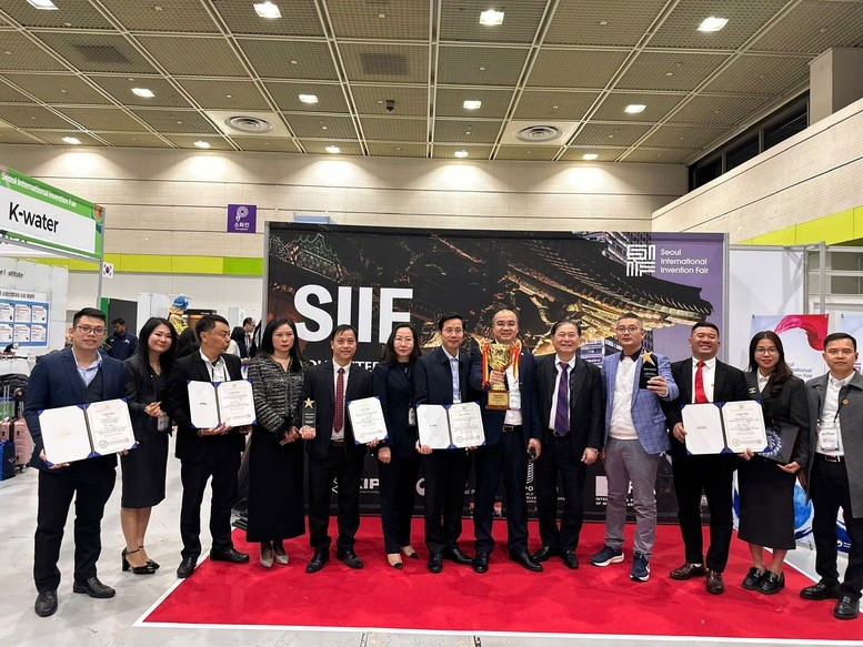 Đoàn Việt Nam nhận bằng khen của Ban tổ chức