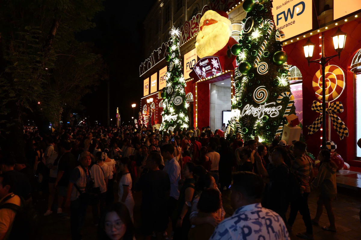 Trước sảnh chính Diamond Plaza, hàng trăm người đứng kín, liên tục di chuyển để có khung hình đẹp nhất. Mỗi năm, trung tâm thương mại ở trung tâm thành phố đều thay đổi concept trang trí và thu hút người dân đến chụp hình miễn phí.