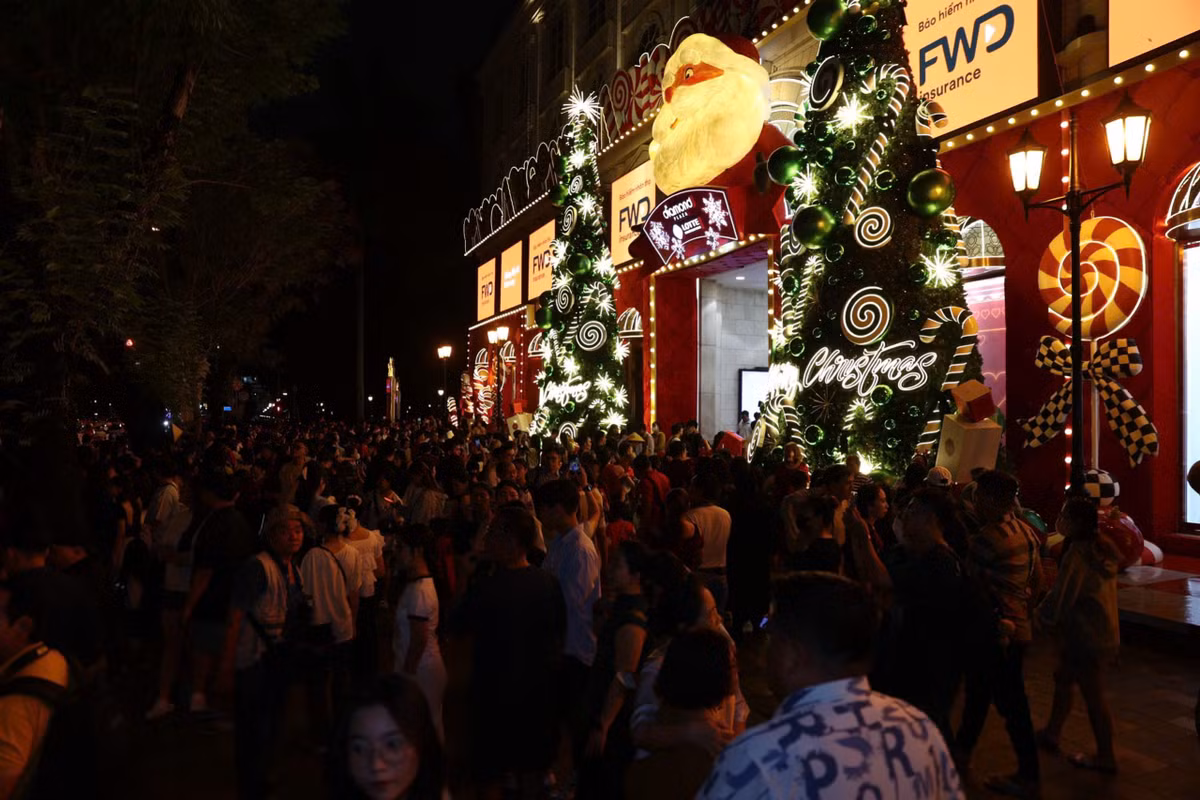 Trước sảnh chính Diamond Plaza, hàng trăm người đứng kín, liên tục di chuyển để có khung hình đẹp nhất. Mỗi năm, trung tâm thương mại ở trung tâm thành phố đều thay đổi concept trang trí và thu hút người dân đến chụp hình miễn phí.