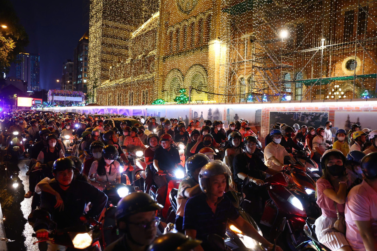 Từ 18h tối 24/12, hàng chục nghìn người đổ về các trục đường khu vực trung tâm TP.HCM để hòa chung không khí chào đón Giáng sinh. Quanh khu vực Nhà Thờ Đức Bà - nơi được mệnh danh là "trái tim Noel" của thành phố, và Diamond Plaza, dòng người đông đúc tạo nên cảnh ùn ứ vào giờ cao điểm.