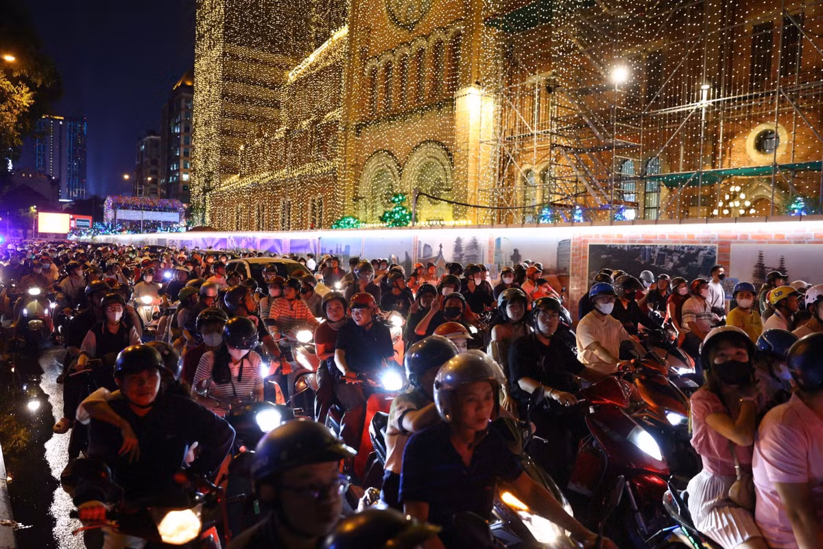 Từ 18h tối 24/12, hàng chục nghìn người đổ về các trục đường khu vực trung tâm TP.HCM để hòa chung không khí chào đón Giáng sinh. Quanh khu vực Nhà Thờ Đức Bà - nơi được mệnh danh là "trái tim Noel" của thành phố, và Diamond Plaza, dòng người đông đúc tạo nên cảnh ùn ứ vào giờ cao điểm.