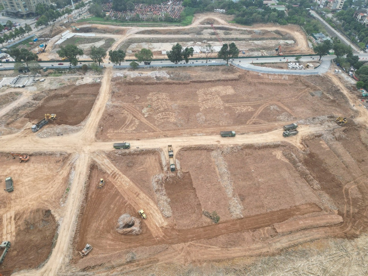 Toàn cảnh công trường đào hồ điều hòa đầu mối Mễ Trì đang được công nhân và máy móc thi công nhộn nhịp. Công trình Hồ đầu mối Mễ Trì (còn gọi là hồ Đồng Bông 2) nằm trên phường Đại Mỗ. Công trình được khởi công tháng 1/2026 (trước Tết Nguyên đán) và thi công theo lệnh khẩn cấp của UBND thành phố Hà Nội. Công trình có tổng mức đầu tư khoảng 370 tỷ đồng và có thời gian hoàn thành hồ chứa nước, hạng mục cống điều tiết… trước 30/4, hoàn thành tổng thể dự án vào 30/6/2025. Chủ đầu tư là Ban QLDA đầu tư công trình hạ tầng và kỹ thuật nông nghiệp Hà Nội.