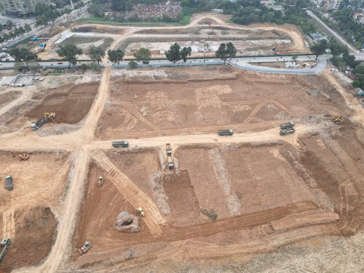 Toàn cảnh công trường đào hồ điều hòa đầu mối Mễ Trì đang được công nhân và máy móc thi công nhộn nhịp. Công trình Hồ đầu mối Mễ Trì (còn gọi là hồ Đồng Bông 2) nằm trên phường Đại Mỗ. Công trình được khởi công tháng 1/2026 (trước Tết Nguyên đán) và thi công theo lệnh khẩn cấp của UBND thành phố Hà Nội. Công trình có tổng mức đầu tư khoảng 370 tỷ đồng và có thời gian hoàn thành hồ chứa nước, hạng mục cống điều tiết… trước 30/4, hoàn thành tổng thể dự án vào 30/6/2025. Chủ đầu tư là Ban QLDA đầu tư công trình hạ tầng và kỹ thuật nông nghiệp Hà Nội.