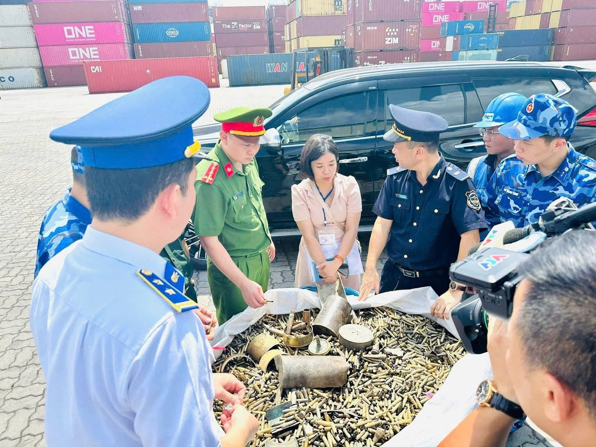 Lực lượng liên ngành kiểm tra, thu giữ tang vật trong vụ việc.