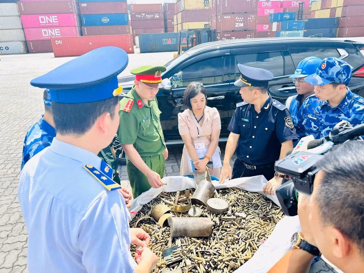 Lực lượng liên ngành kiểm tra, thu giữ tang vật trong vụ việc.