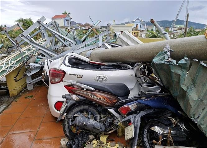 Người dân làng Phượng Mao, xã Hoằng Giang (Thanh Hóa) bị thiệt hại nặng nề khi bão số 10 kèm dông lốc đi qua. Ảnh: Việt Hoàng/TTXVN