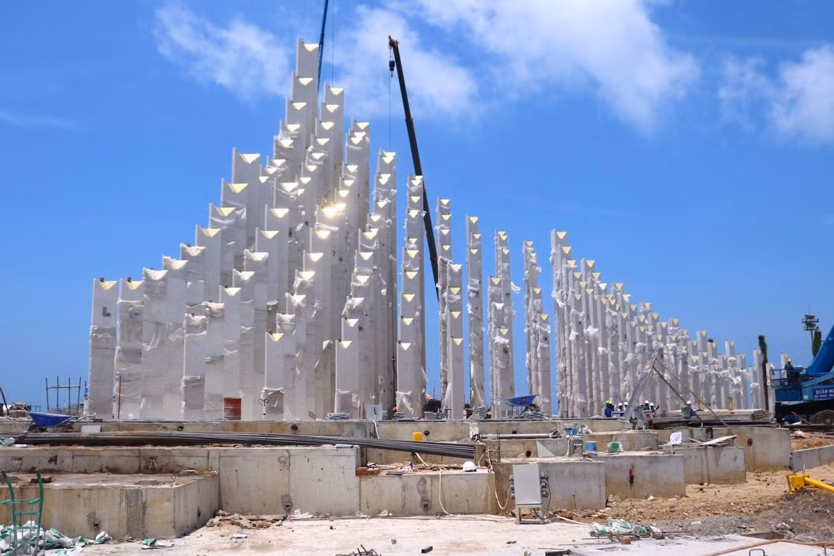 Tháp nhìn từ góc bên trái. Phần ánh sáng phản chiếu là nhờ ốp gạch gốm mosaic. Ảnh: Hoàng Nhân.