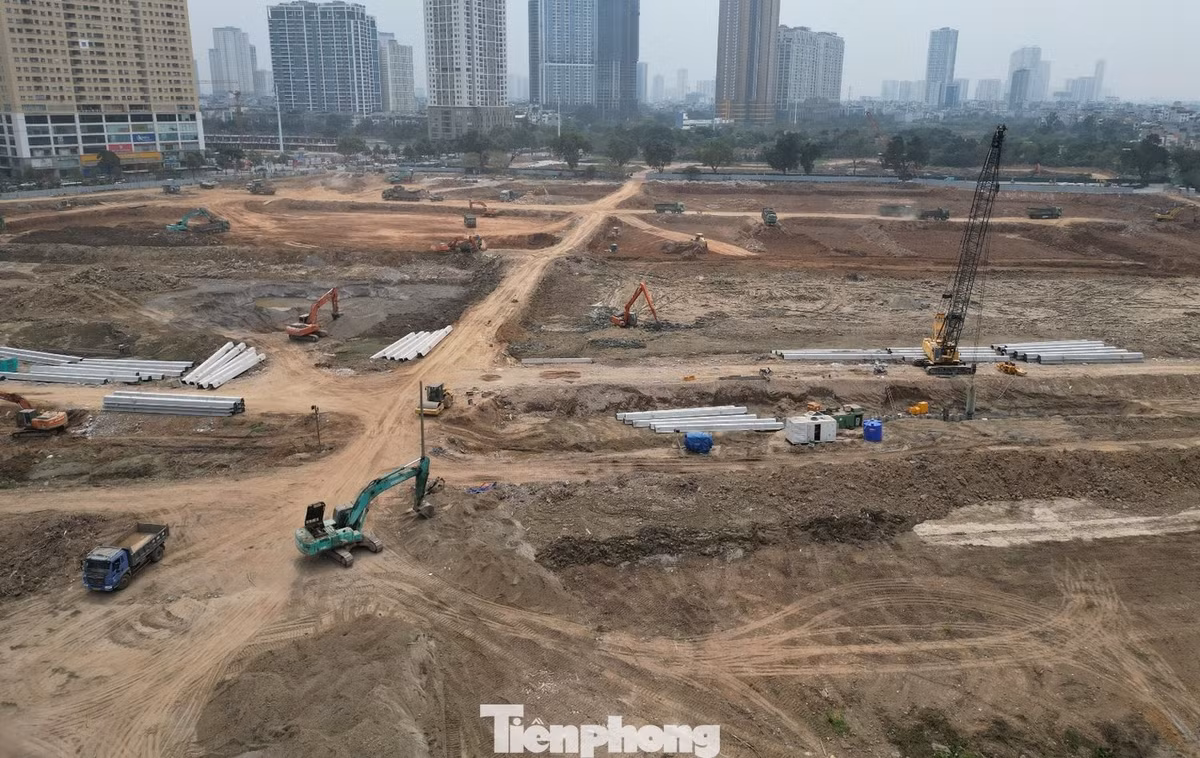 Đây là một trong số các công trình "khẩn cấp" được UBND TP Hà Nội phê duyệt, vì vậy tại hiện trường nhiều mũi thi công (khoan, đào, san ủi mặt bằng...) cùng thực hiện xuyên ngày đêm.