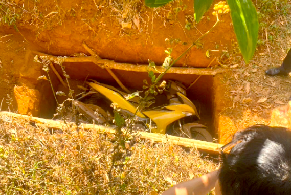 Cái hố có dấu vết của việc đào, chuẩn bị kỹ lưỡng cho việc phi tang bằng chứng.