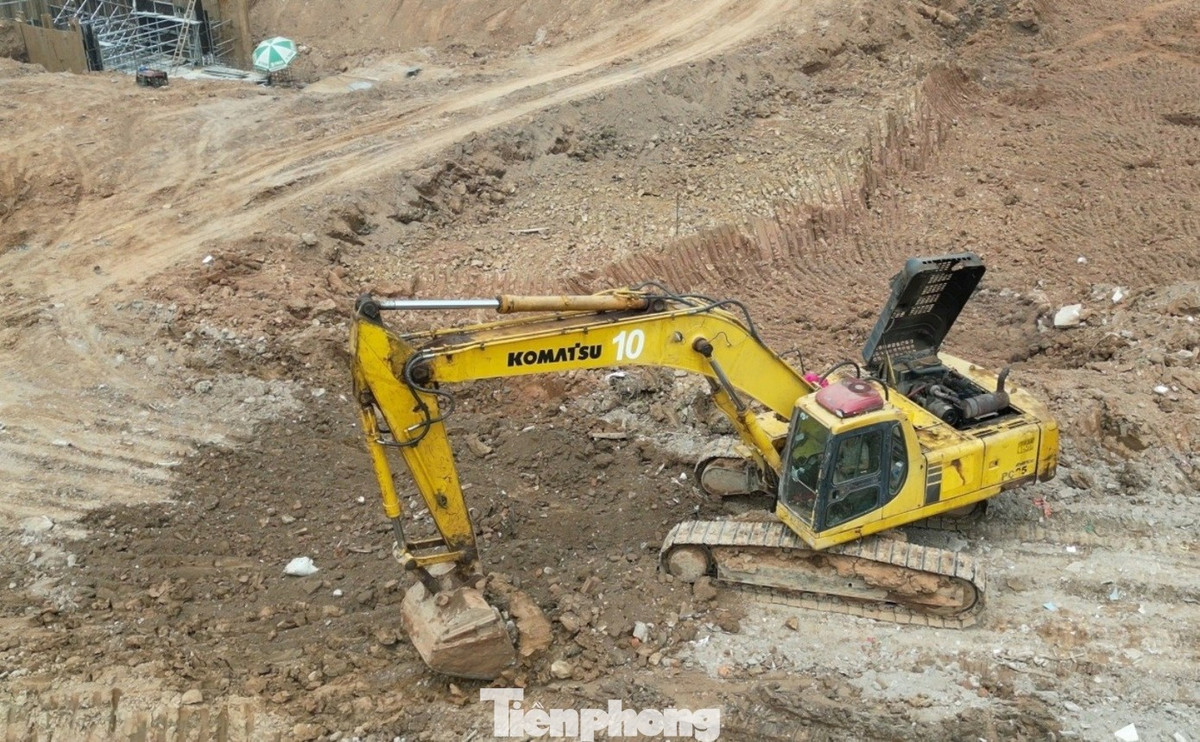 Ghi nhận của PV vào thời điểm giữa trưa 23/3 (12h30), công nhân và máy móc vẫn không ngừng nghỉ, đẩy nhanh tiến độ thi công hạng mục múc đất, đào lòng hồ.