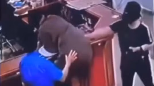 Người đàn ông hành hung nhân viên y tế - Ảnh cắt từ video bệnh viện