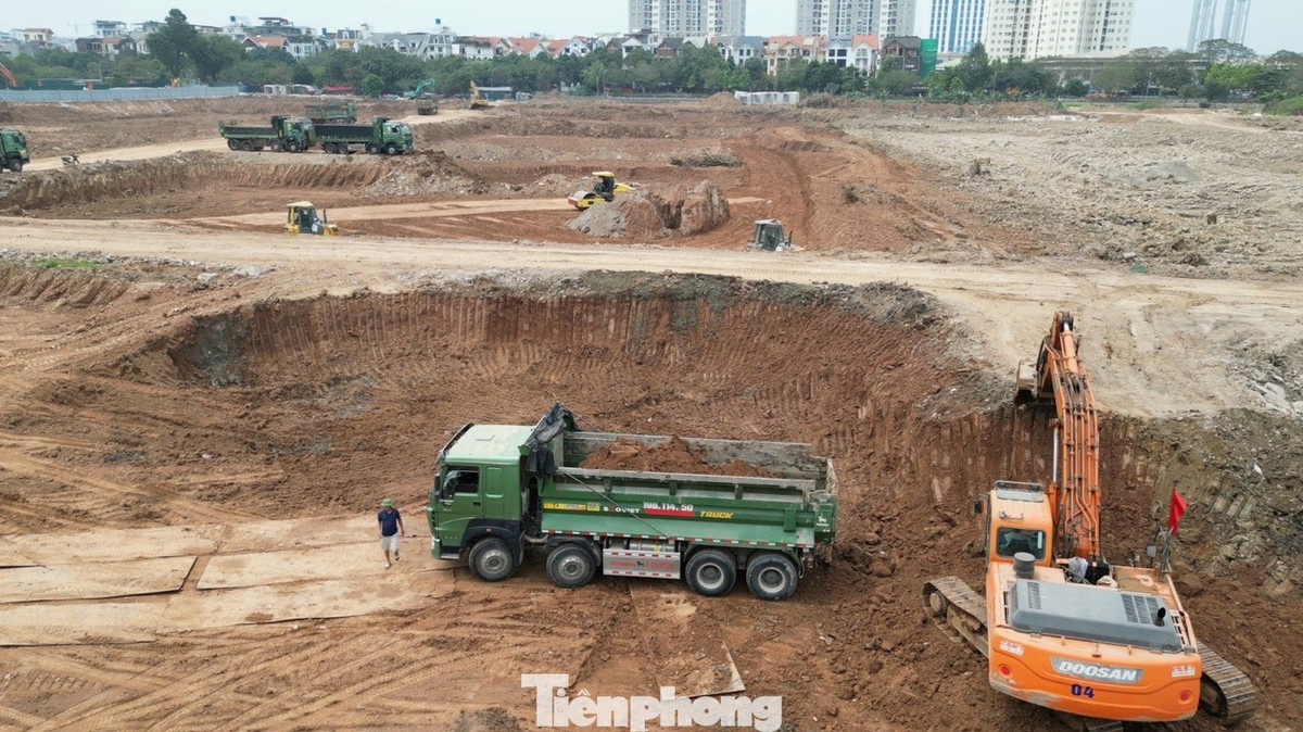 Để chứa nước mưa và chống ngập cho khu vực phía Tây Hà Nội, hiện công trình hồ nhân tạo Mễ Trì với diện tích lòng hồ rộng khoảng 12 ha đang được cho phép đào theo "lệnh" khẩn cấp. Công trường dự án đang được thi công ngày đêm, thậm chí xuyên trưa để kịp hoàn thành vào 30/4. Từ một bãi đất trống nằm chờ dự án, hiện toàn bộ khu đất tại ngã ba đường Tố Hữu - Trung Thư đang được đào thành một hồ điều hòa rộng 12 ha.