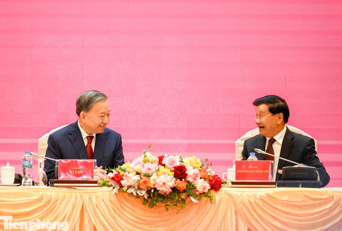Tổng Bí thư Tô Lâm và Tổng Bí thư, Chủ tịch nước Lào dự Hội nghị thông báo kết quả Đại hội XII của Đảng Nhân dân Cách mạng Lào. Ảnh: Như Ý
