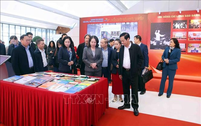 Phó Chủ tịch nước Võ Thị Ánh Xuân kiểm tra khu trưng bày các ấn phẩm, thành tựu của Bộ Văn hoá, Thể thao và Du lịch. Ảnh: Phạm Kiên/TTXVN