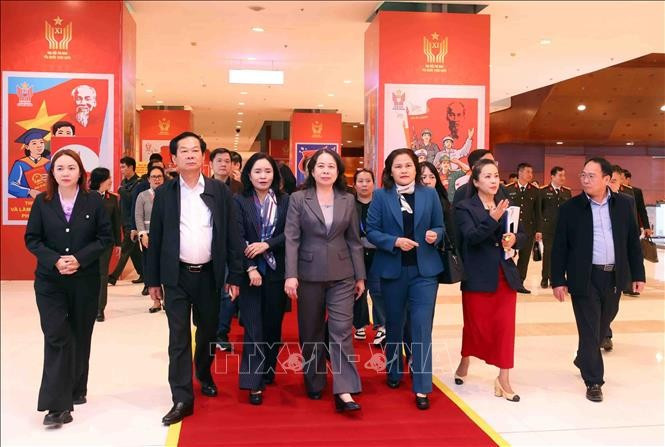 Phó Chủ tịch nước Võ Thị Ánh Xuân kiểm tra khu trưng bày ảnh của Thông tấn xã Việt Nam. Ảnh: Phạm Kiên/TTXVN