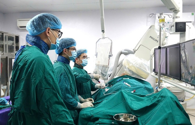 Can thiệp mạch vành đặt stent cho bệnh nhân bị nhồi máu cơ tim - Ảnh BVCC nhoi-mau-st3.jpg