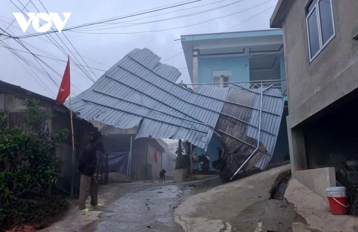 Rất may dông lốc không gây thiệt hại về người.