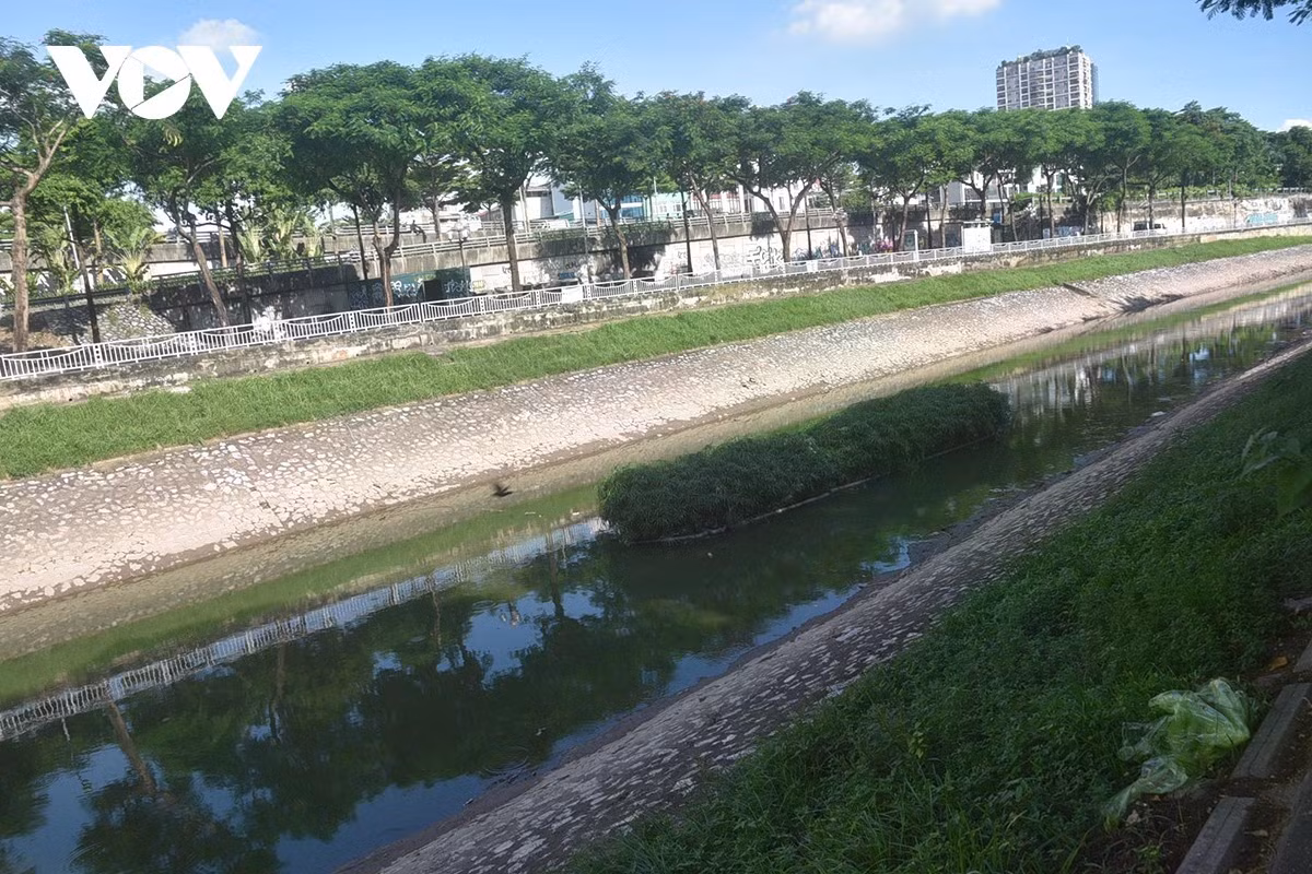 Dù nhiều ngày qua không mưa, mực nước xuống thấp và việc bổ cập từ Hồ Tây đã tạm dừng, nhưng dòng Tô Lịch với chiều dài hơn 14 km bắt đầu từ nút giao Hoàng Quốc Việt đến đập Thanh Liệt đã xanh trở lại.