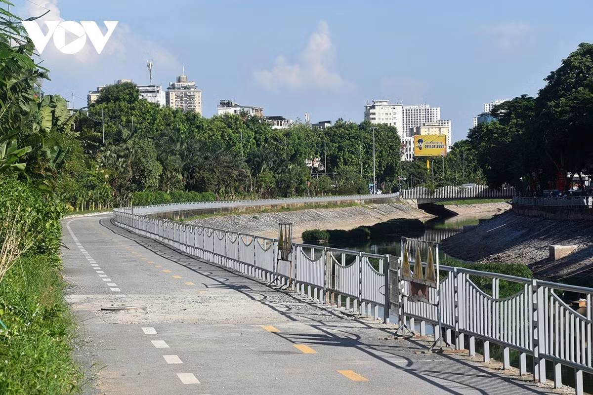 Đường chạy, điểm tập thể dục của nhiều người dân bên dòng sông Tô Lịch tại đoạn đường Láng rất xanh, sạch, đẹp thể hiện diện mạo của một đô thị văn minh, hiện đại.
