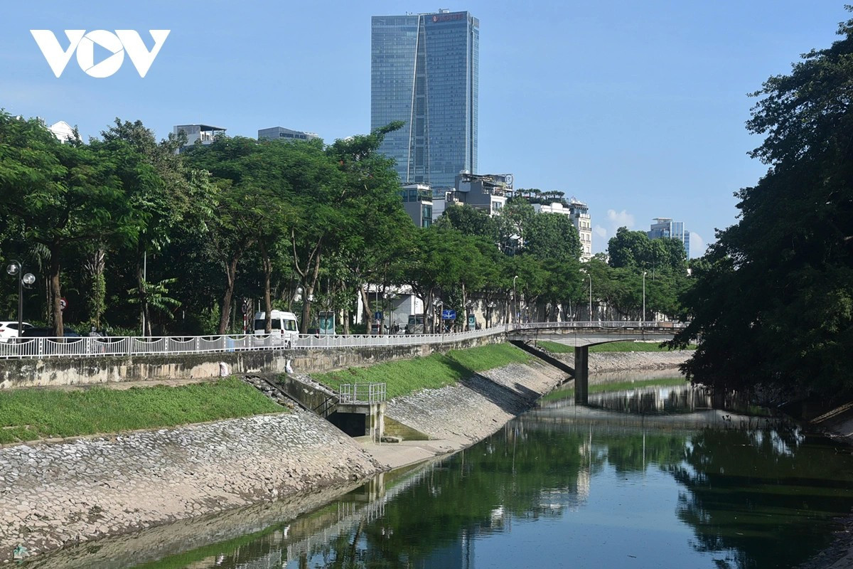 Mực nước dù hạ thấp,nhưng sông không còn mùi hôi thối bốc lên.