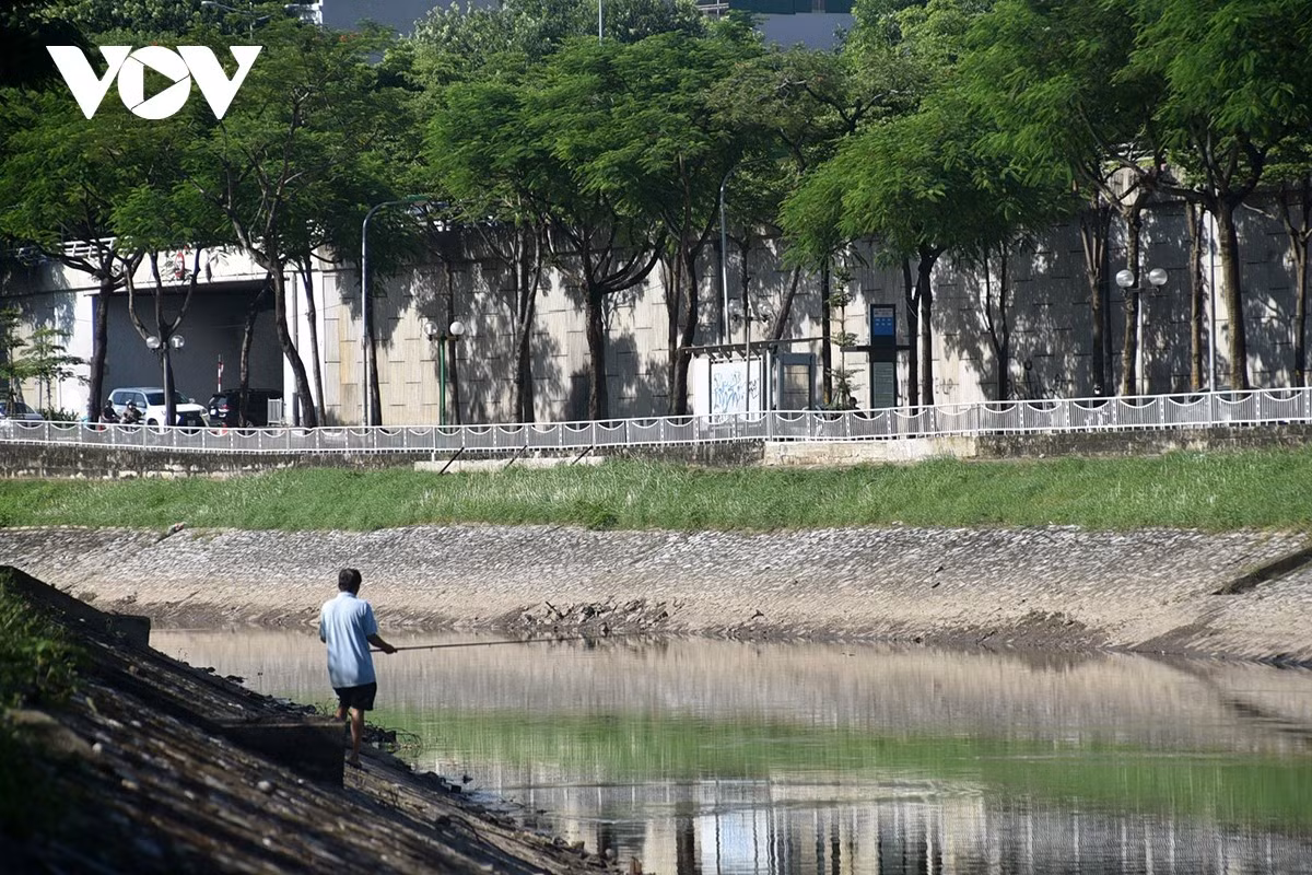 Bất ngờ hơn khi chứng kiến người dân thả cần câu cá, dấu hiệu hồi sinh của dòng sông không còn là được gọi là "con sông chết"