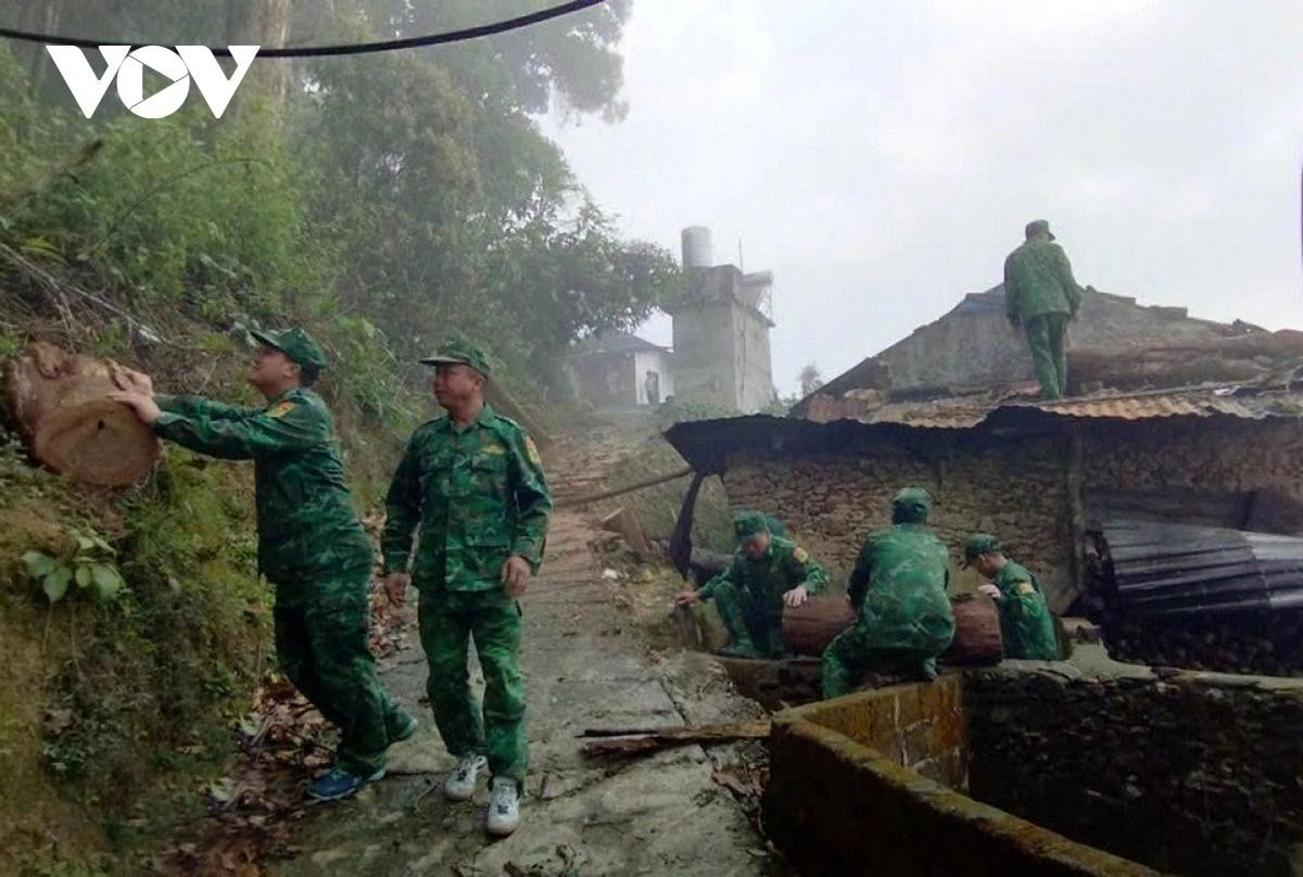 Lực lượng Đồn Biên phòng Thu Lũm, hỗ trợ người dân khắc phục, ổn định cuộc sống