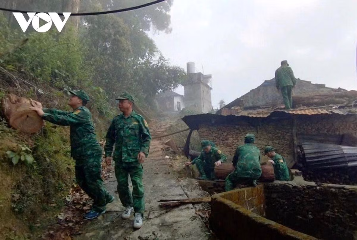 Lực lượng Đồn Biên phòng Thu Lũm, hỗ trợ người dân khắc phục, ổn định cuộc sống