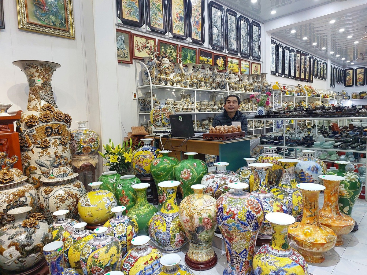 Đủ loại hàng gốm Bát Tràng chờ khách mua Ảnh: NGỌC LINH