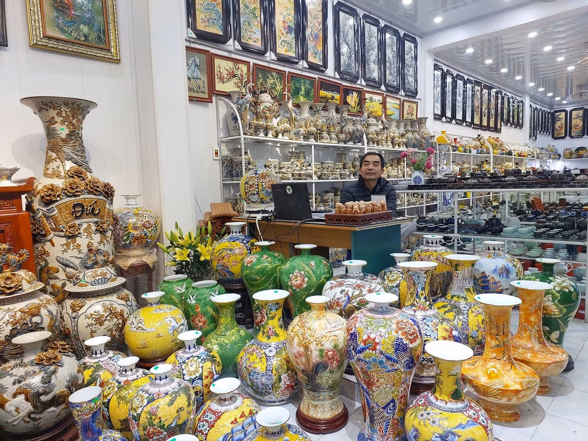 Đủ loại hàng gốm Bát Tràng chờ khách mua Ảnh: NGỌC LINH