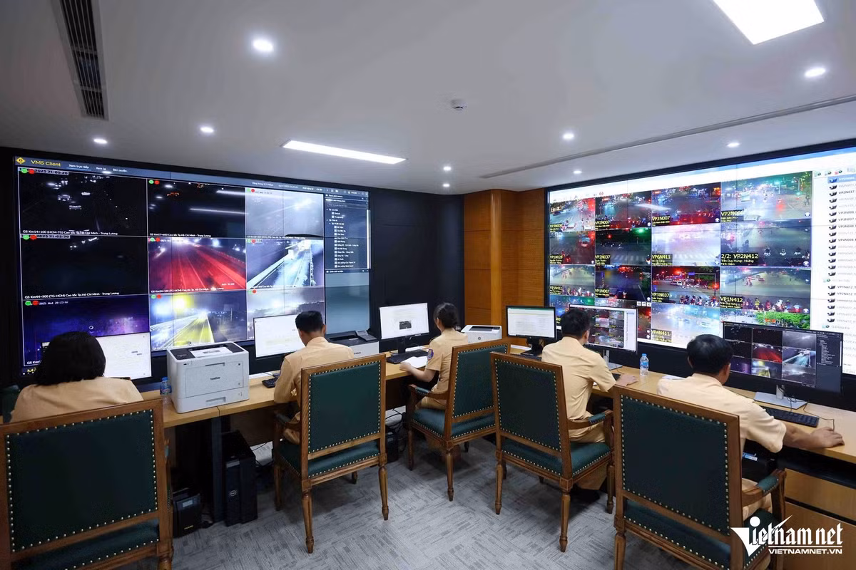 Đồng thời, các hành vi như: người tham gia giao thông cầm kiếm, giáo mác, hung khí... ra đường cũng được AI nhận diện và cảnh báo cho lực lượng ứng trực. Mọi khuôn mặt sẽ được ghi nhớ và được trích xuất khi xảy ra các vụ việc gây rối trật tự công cộng. Từ đó, lực lượng chức năng có thể dễ dàng tìm tung tích của các đối tượng tình nghi.