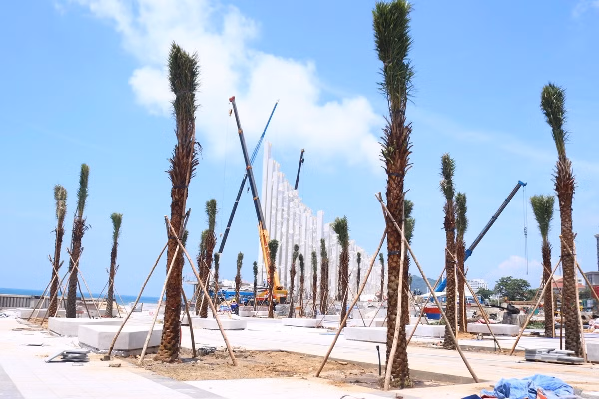 Về cơ bản, tháp Tam Thắng đã hoàn thiện. Tuy nhiên, khu vực quảng trường nằm trên 2 lô đất 165, 165A đường Thùy Vân vẫn đang tiếp tục thi công nhiều hạng mục như hầm đi bộ, mảng xanh, thảm cỏ, trạm kỹ thuật... Ảnh: Hoàng Nhân.