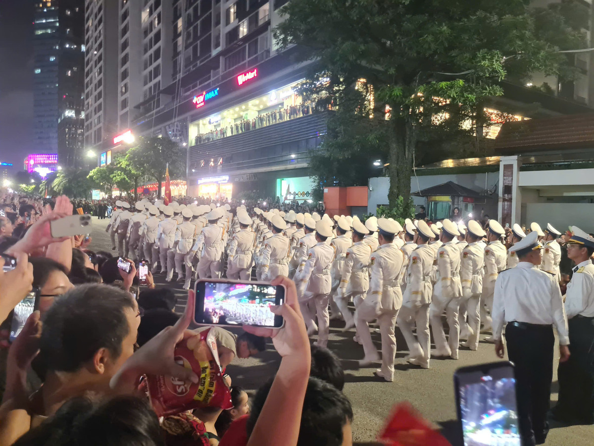 View - Đông nghịt người dân khu vực Tràng Tiền chào đón đoàn hợp luyện diễn binh | Báo Tri thức và Cuộc sống - TIN TỨC PHỔ BIẾN KIẾN THỨC 24H