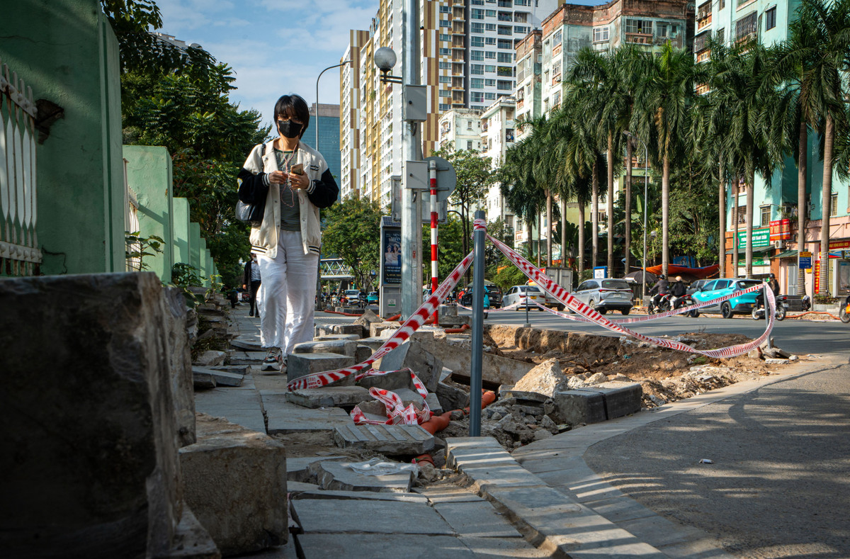 Trần Thanh Hà (30 tuổi, phường Thanh Xuân) cho biết việc xén gần 2 m vỉa hè khiến lối đi bộ hẹp hơn, tuy nhiên vẫn bảo đảm an toàn cho người đi bộ. “Nếu việc mở rộng mặt đường giúp giao thông thông thoáng hơn, giảm ùn tắc giờ cao điểm thì việc vỉa hè thu hẹp một chút cũng không đáng kể.”, chị Hà cho biết.