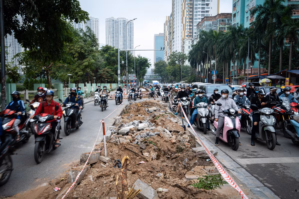 Đến nay, Ban Duy tu các công trình hạ tầng giao thông đã hoàn thành cải tạo 6/11 nút giao, gồm Đình Thôn - Phạm Hùng, Vũ Quỳnh - Mễ Trì, ngõ 171 Nguyễn Xiển, ngõ Hòa Bình 7 - Minh Khai, Chu Huy Mân - Nguyễn Lam và Cổ Linh - Thạch Bàn.