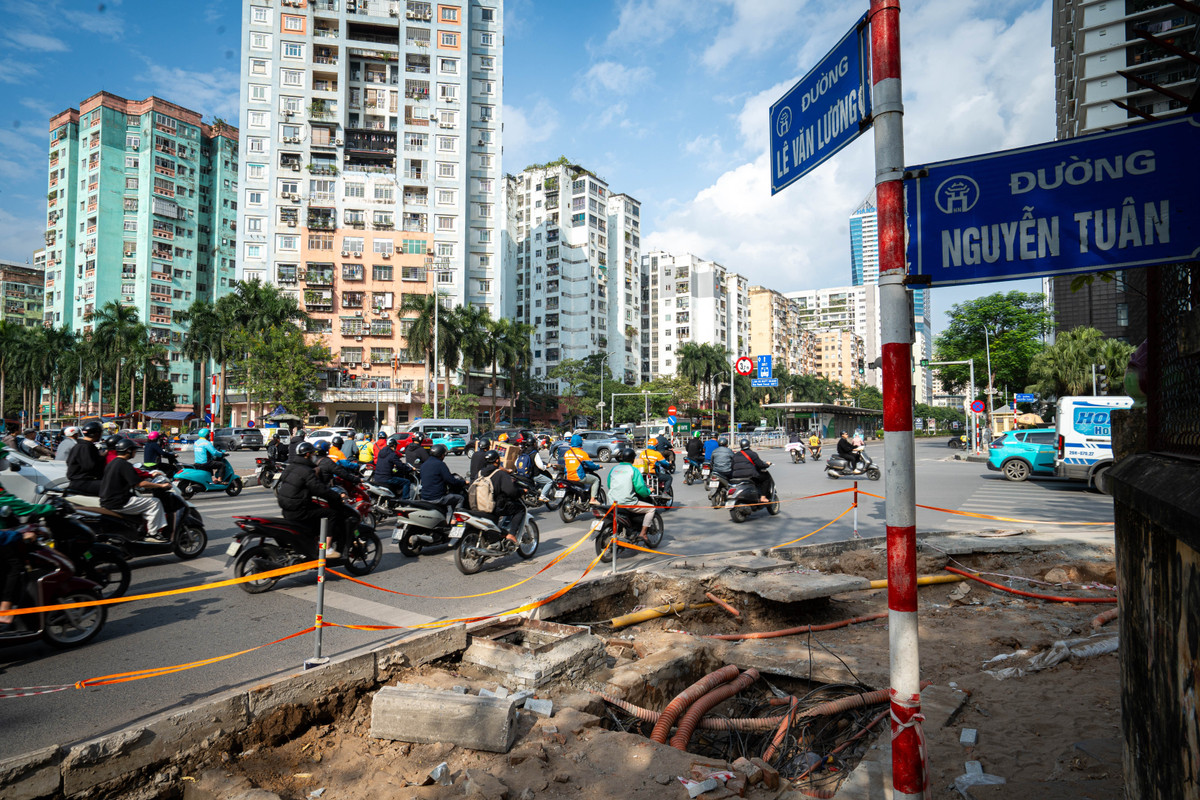 Những ngày gần đây, nhiều đoạn vỉa hè quanh nút giao Lê Văn Lương - Hoàng Minh Giám - Nguyễn Tuân (phường Thanh Xuân, Yên Hòa) được cắt xén, cải tạo nhằm giảm tình trạng ùn tắc giao thông diễn ra hàng ngày.