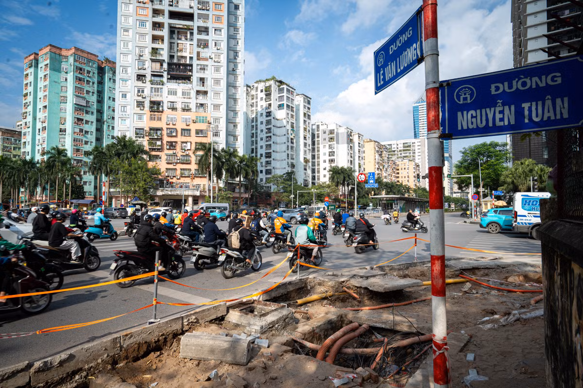 Những ngày gần đây, nhiều đoạn vỉa hè quanh nút giao Lê Văn Lương - Hoàng Minh Giám - Nguyễn Tuân (phường Thanh Xuân, Yên Hòa) được cắt xén, cải tạo nhằm giảm tình trạng ùn tắc giao thông diễn ra hàng ngày.