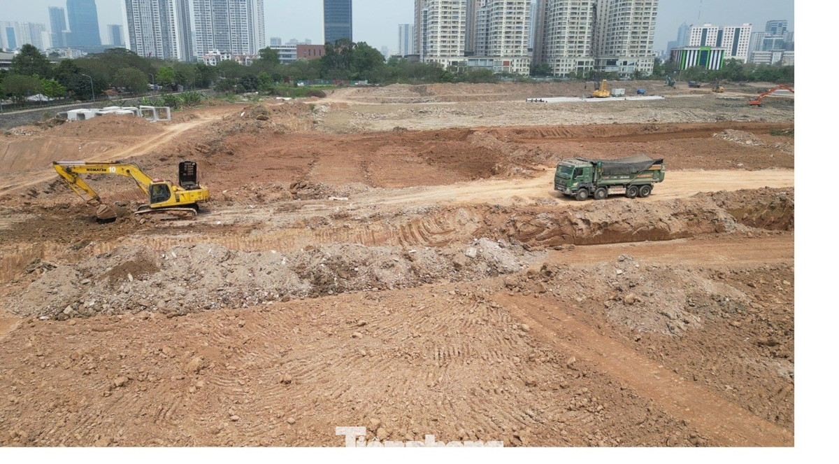 Do nhiều đoạn đã đào sâu, nhà thầu đã phải tạo các đường tạm ở lòng hồ để xe tải chở bùn đất di chuyển.