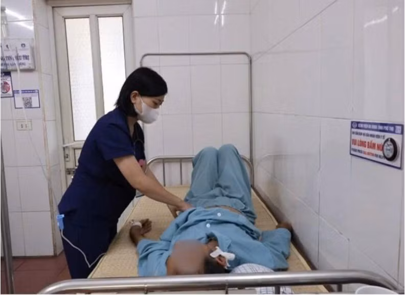 Bác sĩ thăm khám cho người bệnh - Ảnh BVCC