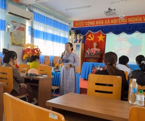 Đại diện Ban giám hiệu Trường Tiểu học Lương Thế Vinh trả lời câu hỏi của phụ huynh.