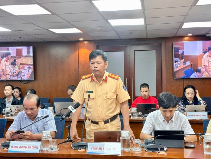 Thượng tá Nguyễn Văn Bình - Phó Trưởng phòng Cảnh sát giao thông (PC08), Công an TP HCM thông tin tại họp báo