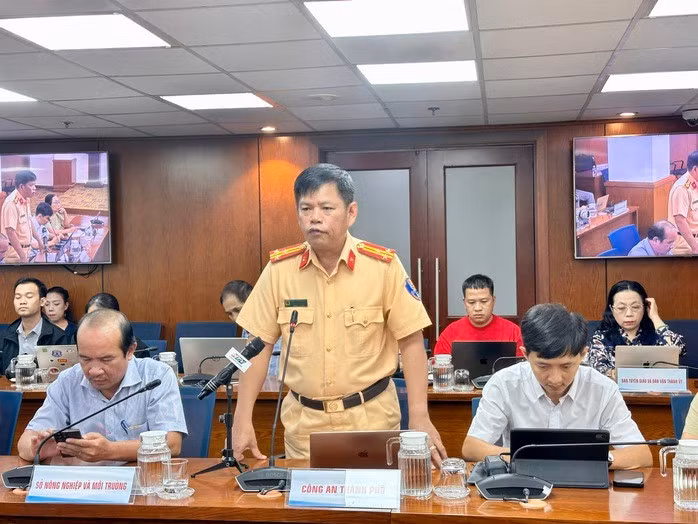 Thượng tá Nguyễn Văn Bình - Phó Trưởng phòng Cảnh sát giao thông (PC08), Công an TP HCM thông tin tại họp báo