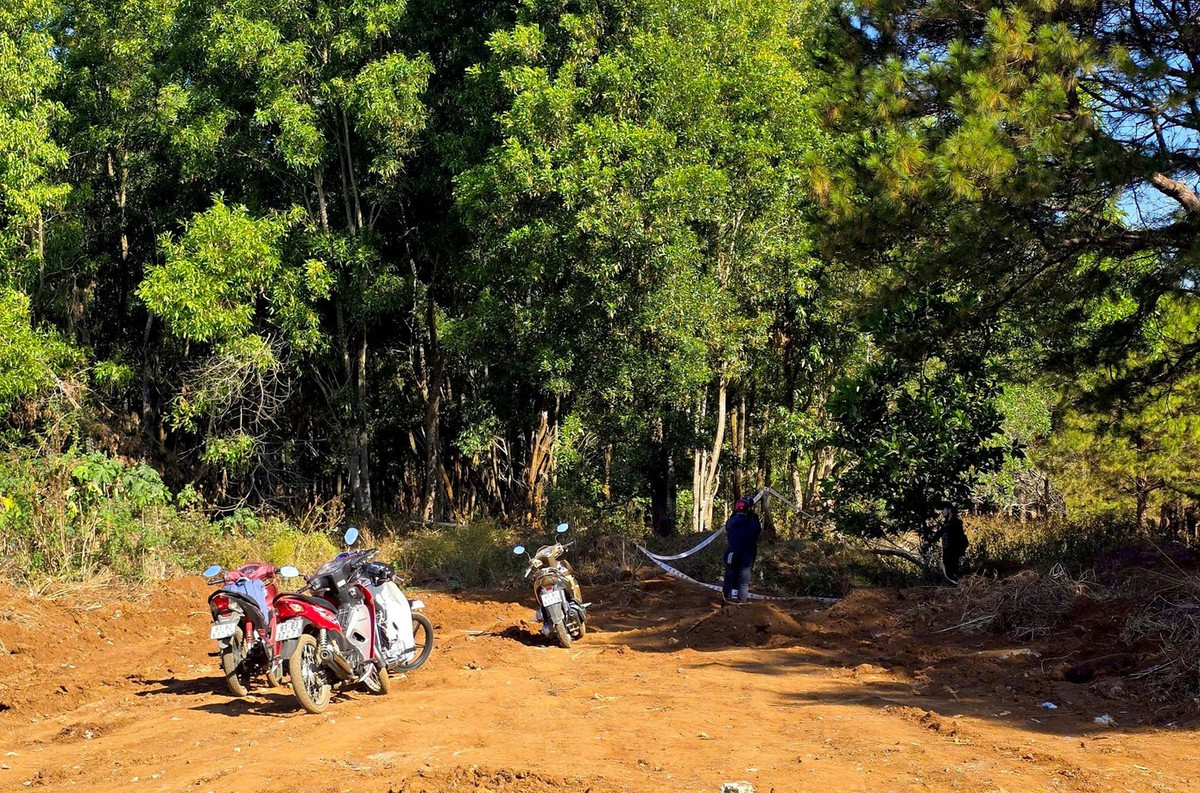 Hiện trường nơi phát hiện chiếc xe máy.