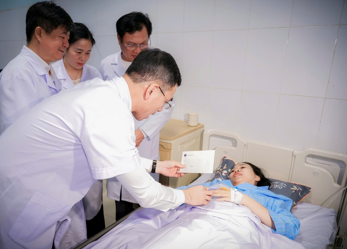 Đoàn lãnh đạo Bộ Y tế thăm các nhân viên y tế và người nhà bệnh nhân - Ảnh BVCC tuyen-duong-2.jpg