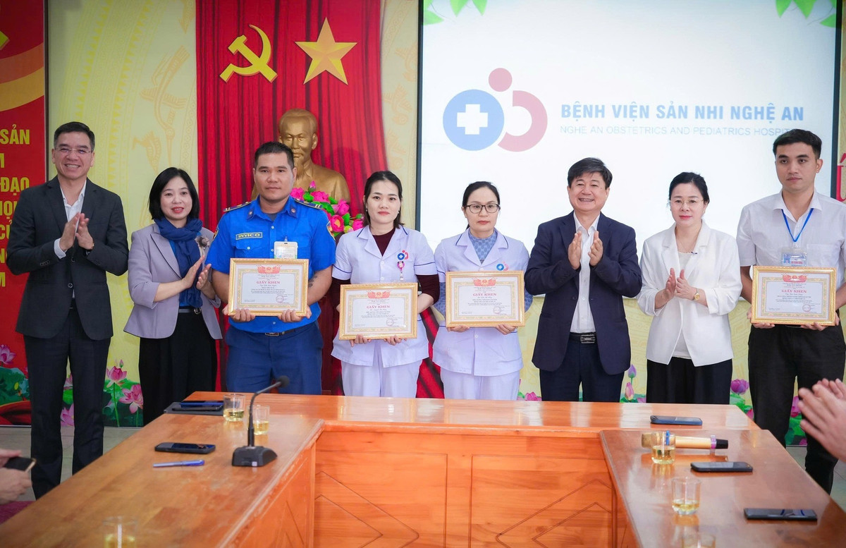 Sở Y tế Nghệ An đã trao tặng Giấy khen cho 8 nhân viên y tế - Ảnh BVCC tuyen-duong5.jpg