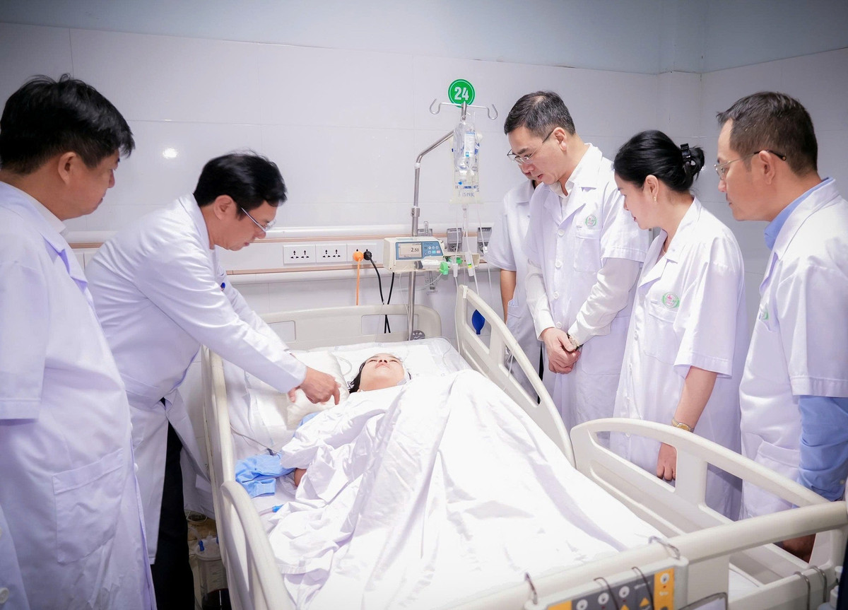 Đoàn lãnh đạo Bộ Y tế thăm các nhân viên y tế và người nhà bệnh nhân - Ảnh BVCC tuyen-duong-1.jpg