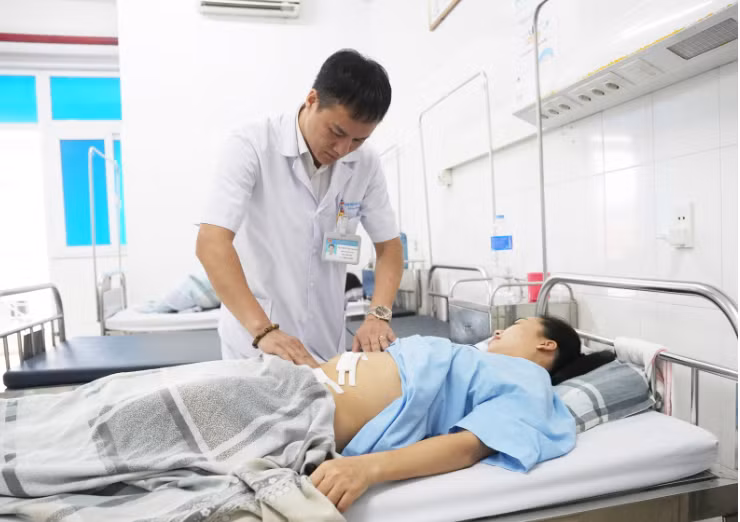 BSCKI Nguyễn Văn Mạnh – Phó Trưởng Khoa Phụ Sản, Bệnh viện Bãi Cháy thăm khám cho bệnh nhân sau phẫu thuật - Ảnh BVCC