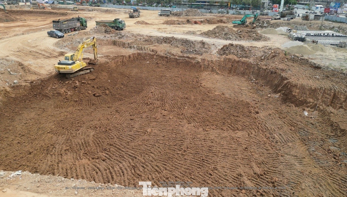 Một phần lòng hồ phía đường Tố Hữu đã được đào sâu vài mét so với cốt nền đường.