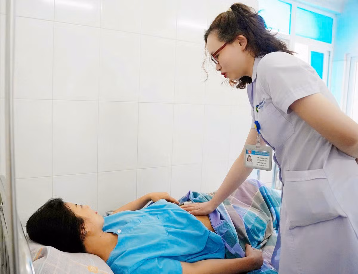 BSCKI Vũ Thị Phượng – Khoa Sản, Bệnh viện Bãi Cháy thăm khám, tư vấn sức khỏe cho bệnh nhân sau phẫu thuật - Ảnh BVCC